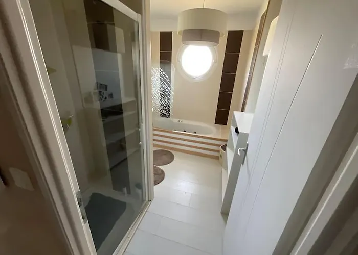 T2, Cl 3 Etoiles, 4 Lits, 4 Personnes Et 1enfant, Parking Et Terrasse Апартаменты *